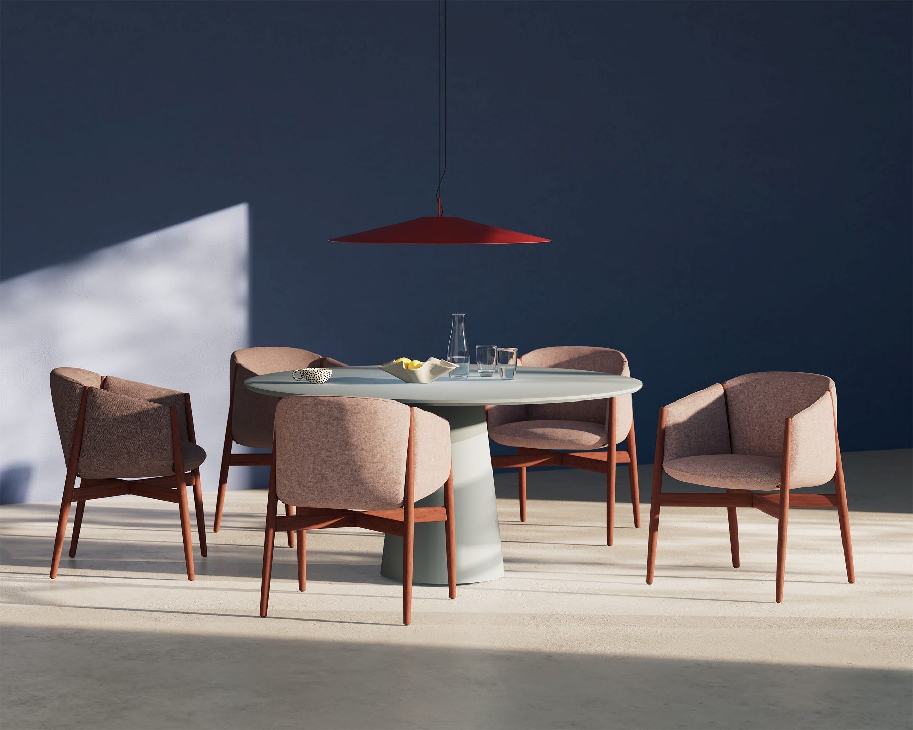 Chaise Kagu avec accoudoirs piètement bois Cor