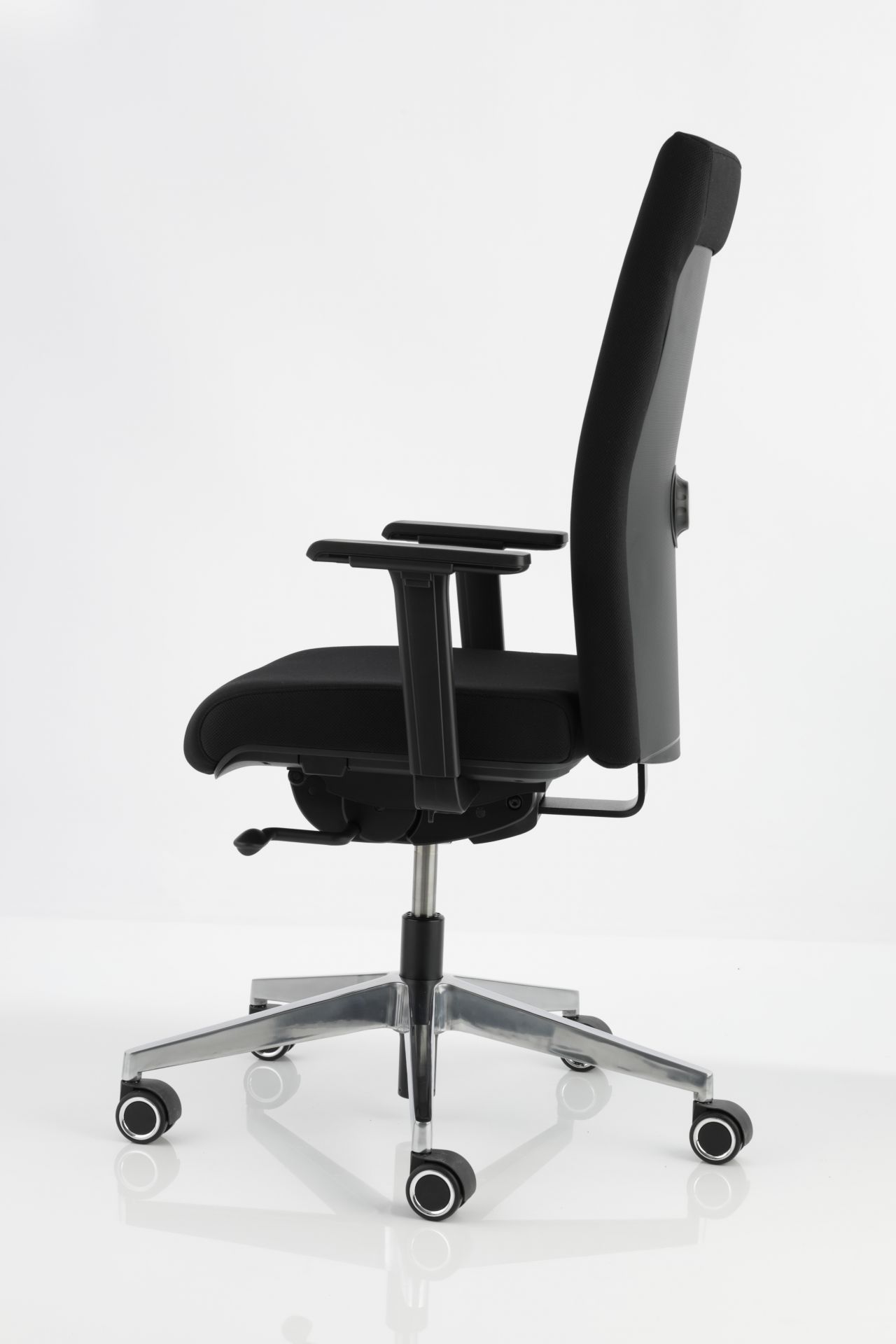 Selleo Edge Bürodrehstuhl von Köhl, ergonomischer Bürostuhl in Schwarz mit verstellbaren Armlehnen und Rollen.