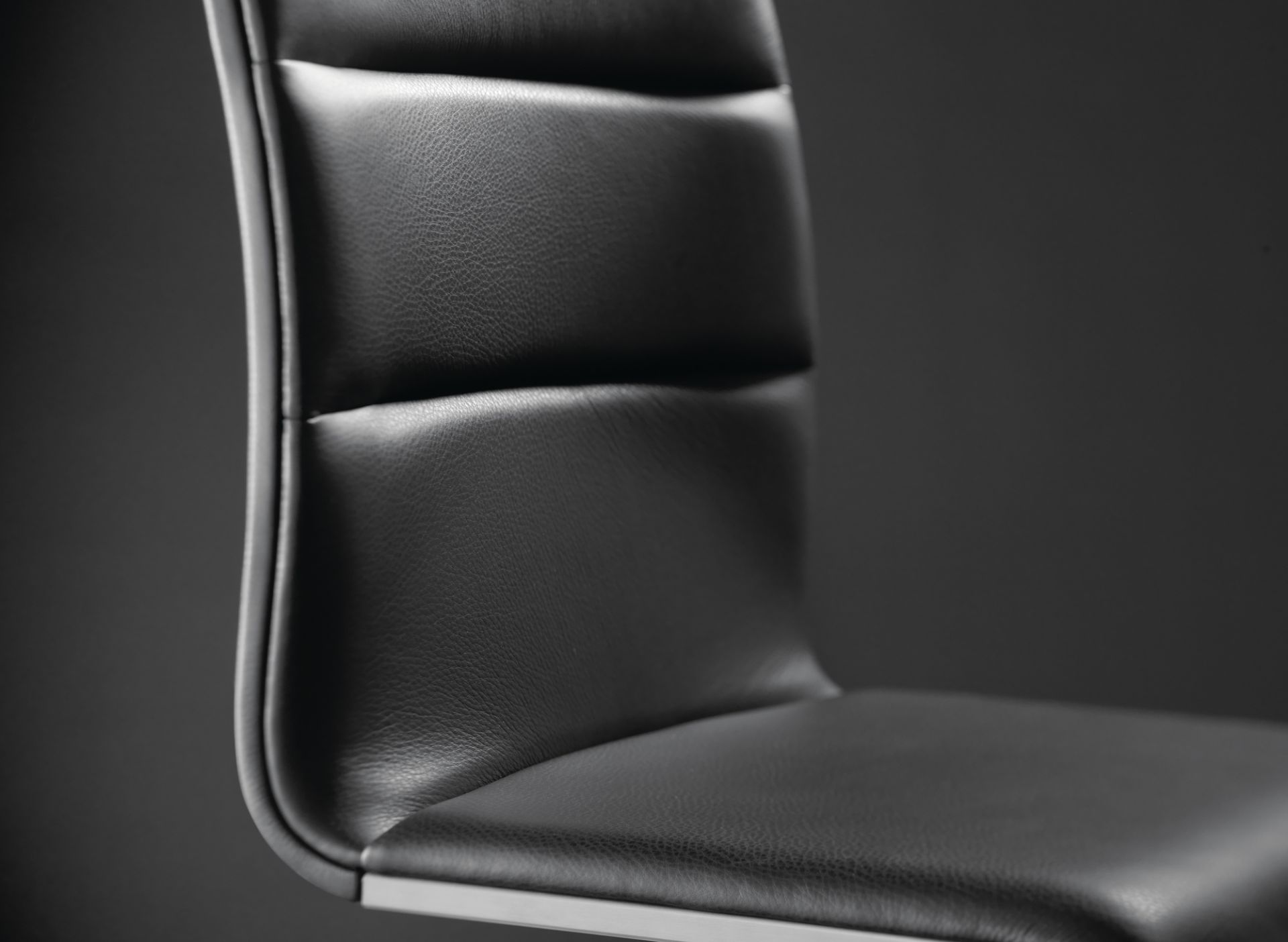 Lynn chaise Girsberger