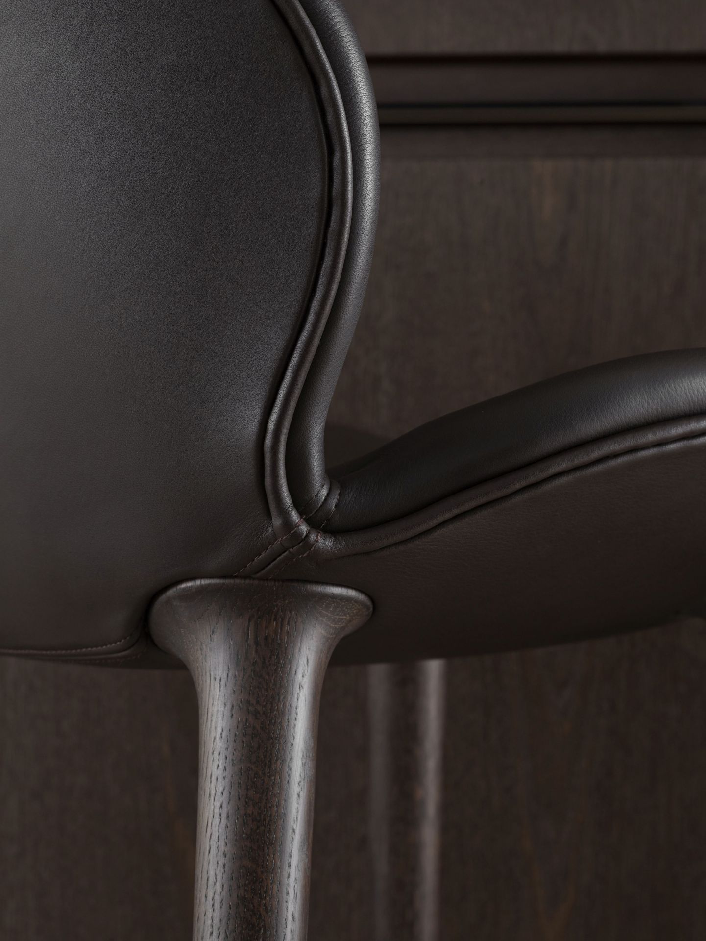 Lodge Tabouret de bar chêne foncé / cuir brun foncé Vipp
