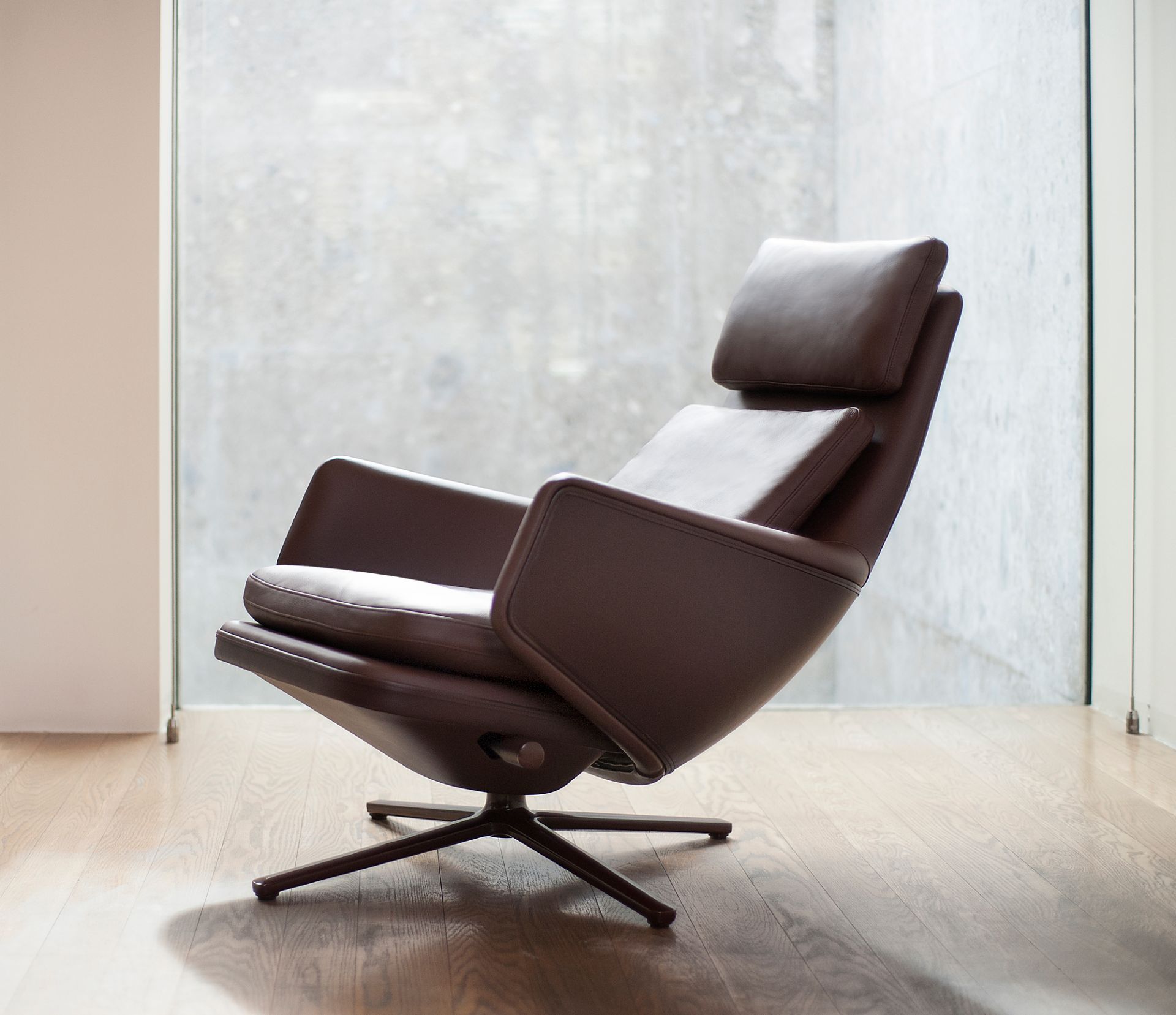 Grand Relax Fauteuil & Ottoman Vitra