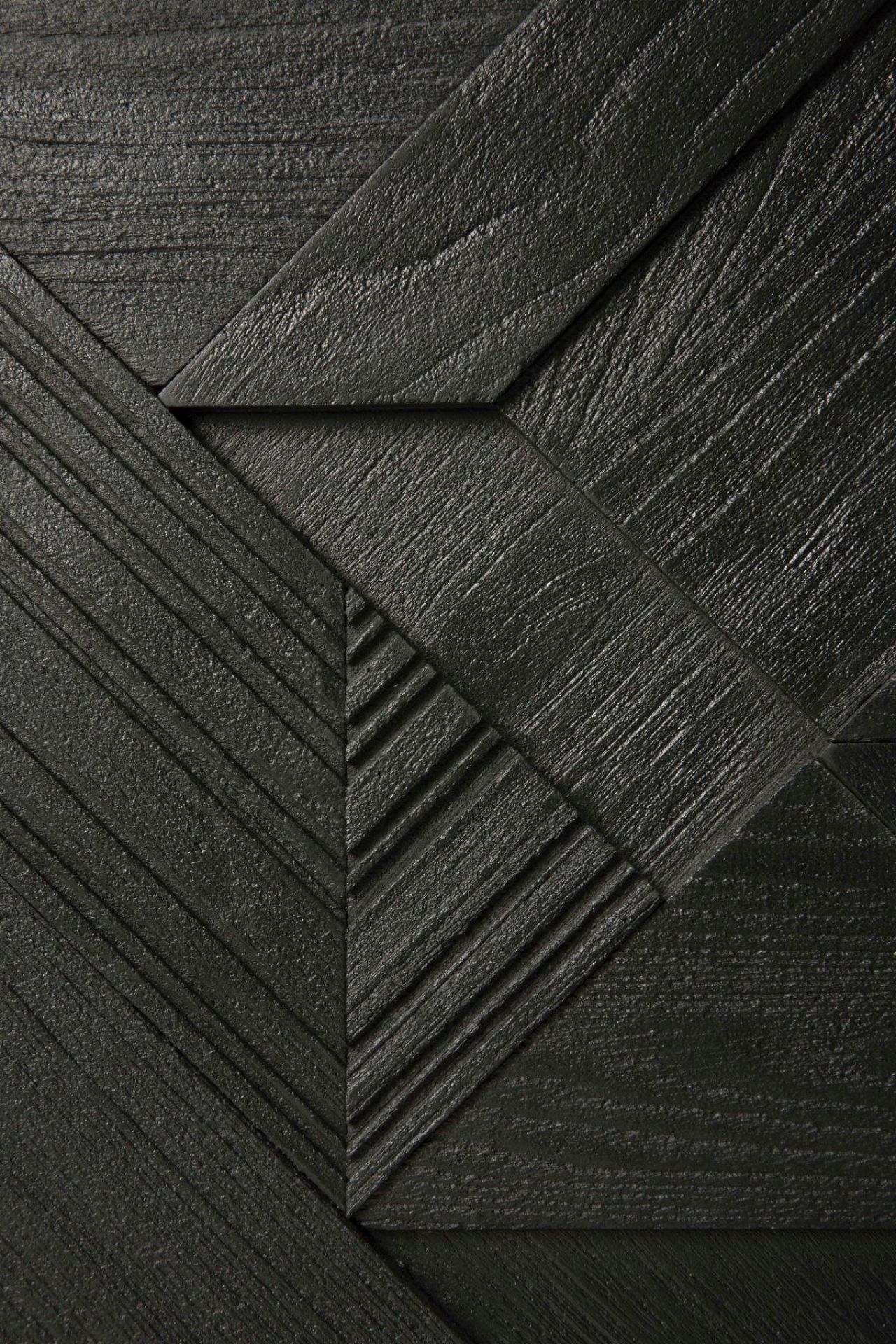 Detailaufnahme der schwarzen Teakholz-Oberfläche des Graphic TV Möbel von Ethnicraft mit geometrischem Muster.