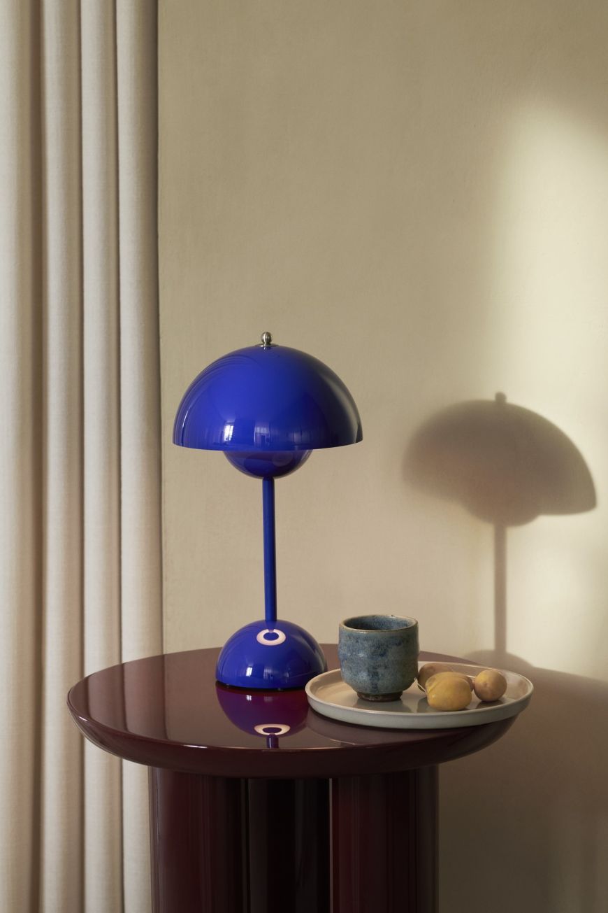 Flowerpot VP9 Portable Lampe à batterie / Lampe de table avec USB Bleu cobalt AndTradition OFFRE SPECIALE