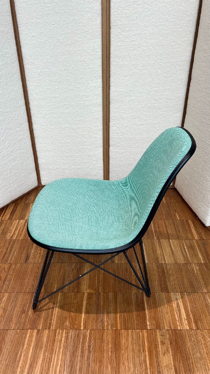 Chaise latérale Eames en plastique LSR entièrement rembourrée Vitra PIÈCE D'EXPOSITION