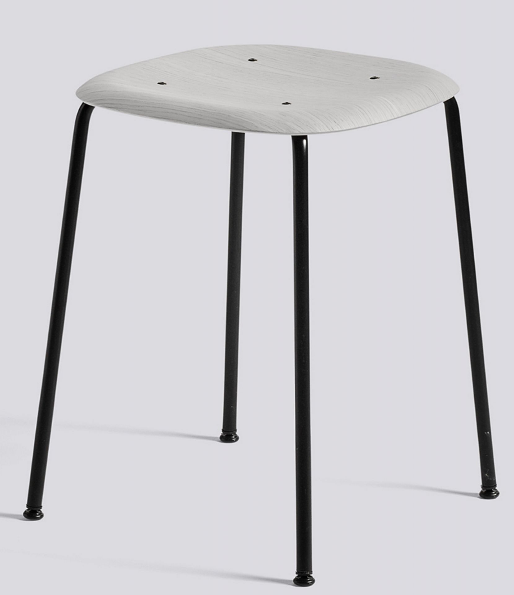 Hay Soft Edge Hocker 70: Moderner Barhocker mit hellem Holzsitz und schwarzem Metallgestell.