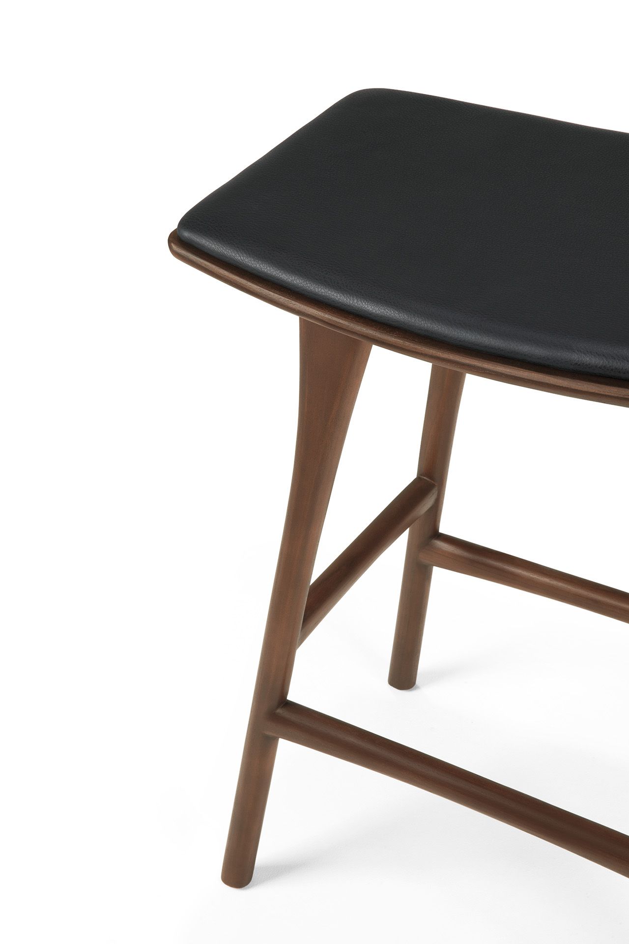Osso Counter Stool Tabouret de bar avec coussin d'assise en cuir noir Ethnicraft 