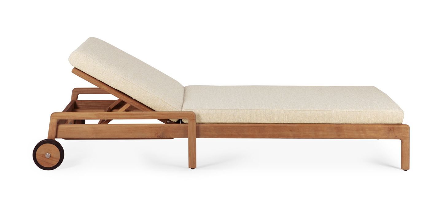 Coussin pour chaise longue Jack Outdoor Natural Ethnicraft Nahaufnahme der Ethnicraft Jack Outdoor Liege mit beigem Kissen und Teakholz-Rahmen.
