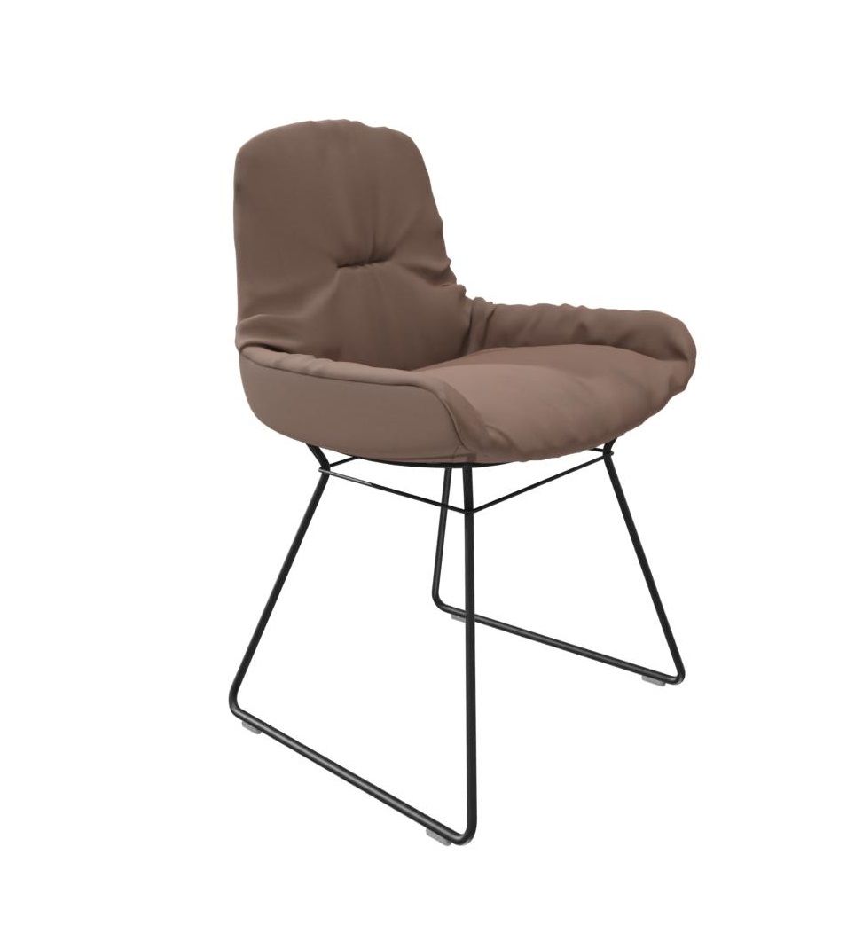 Leya Stuhl mit niedriger Armlehne in Sahara Lederoptik und schwarzem Drahtgestell.