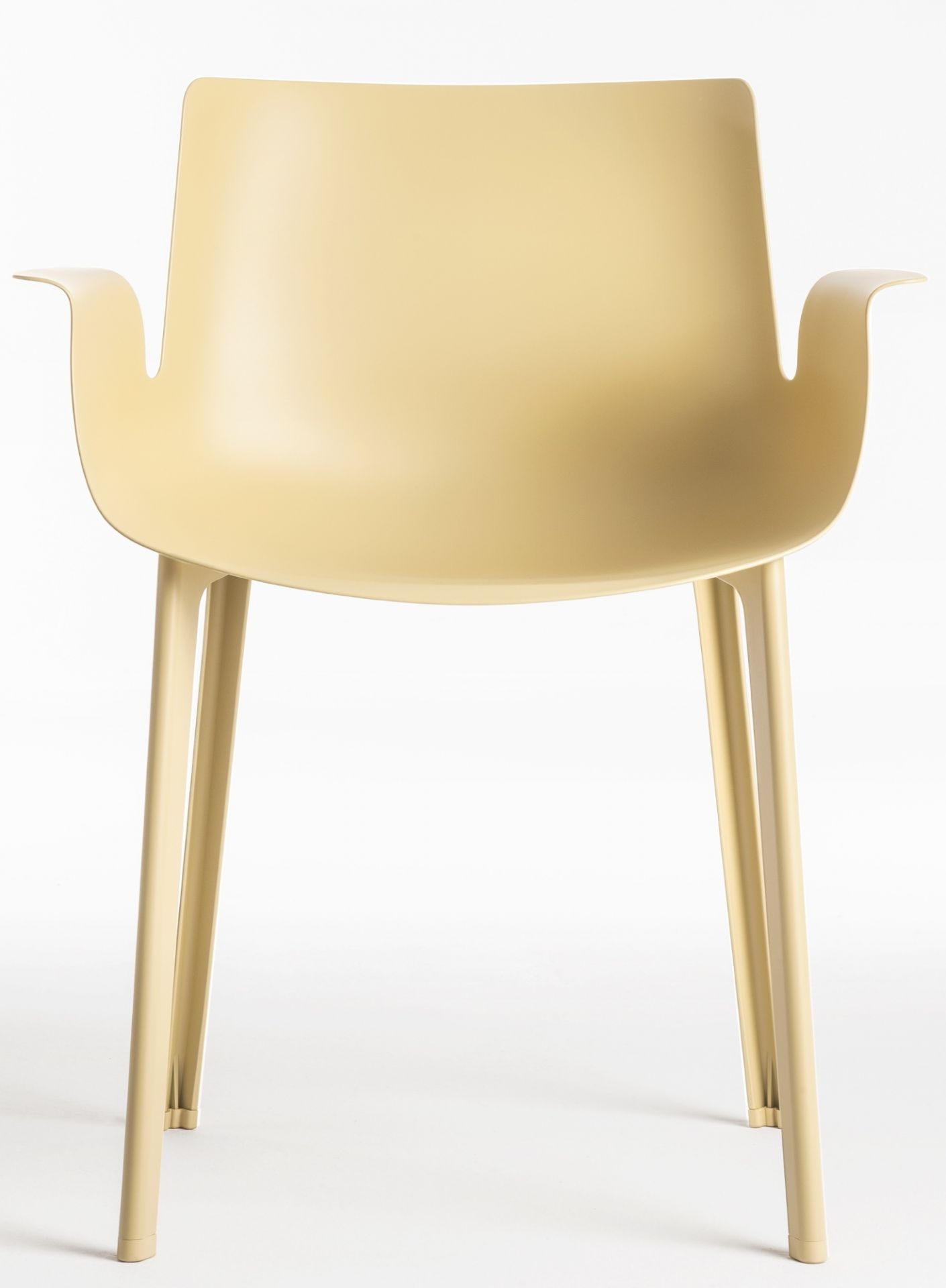 Piuma Stuhl in Senfgelb von Kartell: Moderner Designstuhl mit Armlehnen für Esszimmer und Wohnbereich.