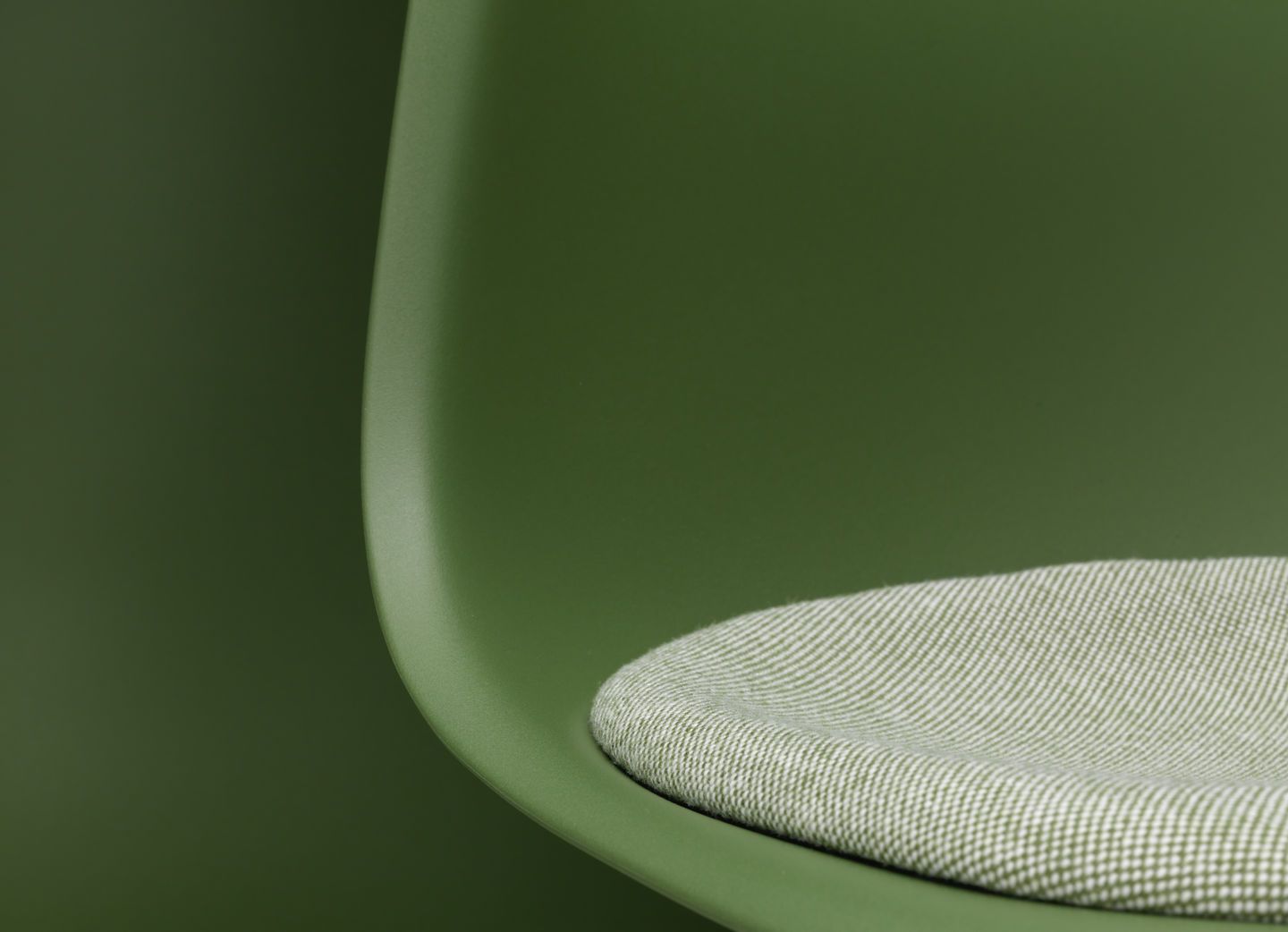 Eames Fiberglass Chair DSR chaise avec coussin d'assise Vitra