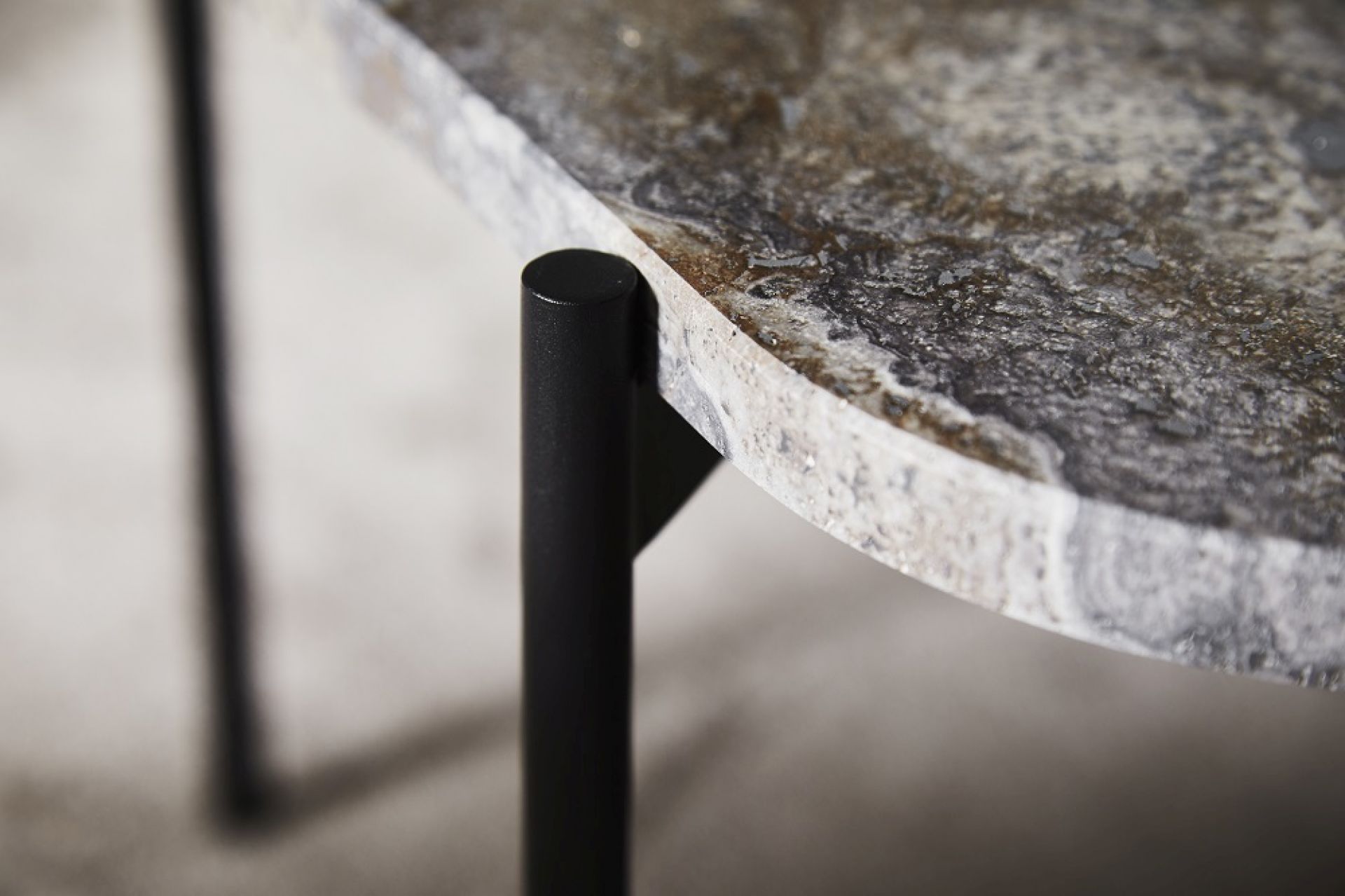 La Terra Ocassional table Table basse Woud Grande gris melange Detailaufnahme: La Terra Couchtisch von Woud, graumeliert, mit schwarzem Metallgestell. Moderner Beistelltisch.