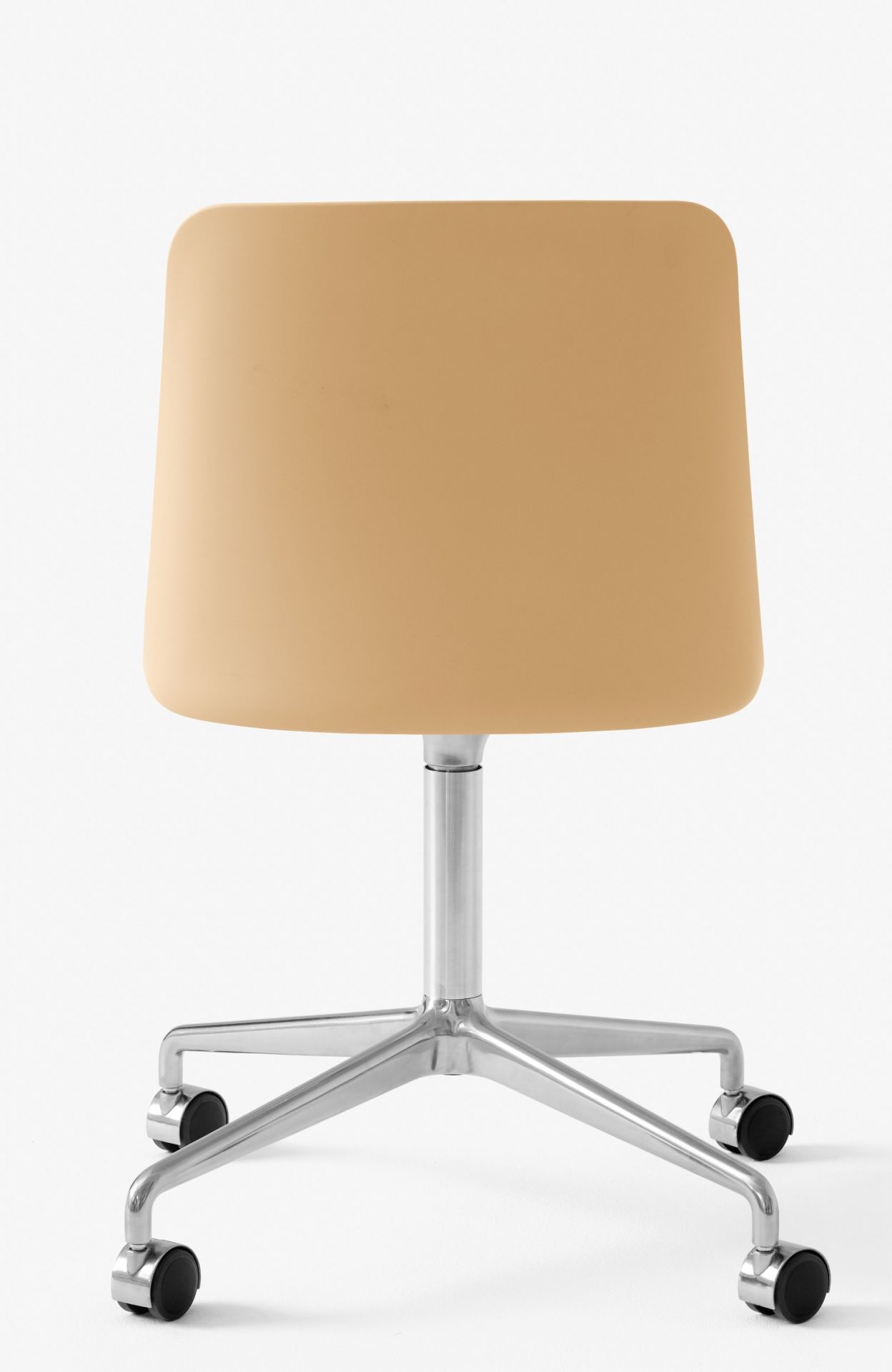 Rely Drehstuhl von AndTradition, Ansicht von hinten, beiger Sitz, silbernes Fußkreuz mit Rollen.