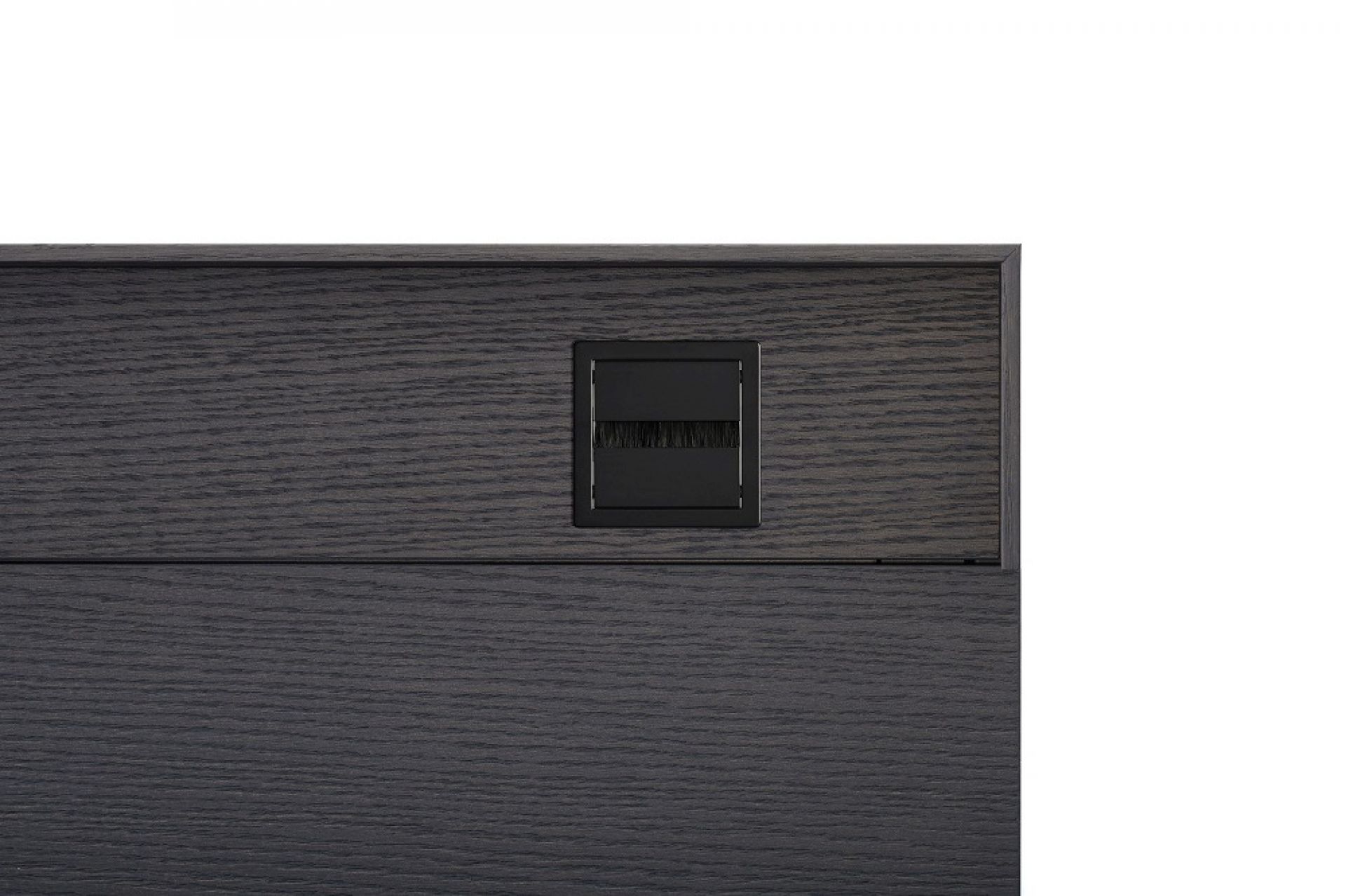 Detailaufnahme vom VENTI HOME LIGHT Schreibtisch in Blecheiche mit integrierter Kabeldurchführung für ein ordentliches Kabelmanagement.