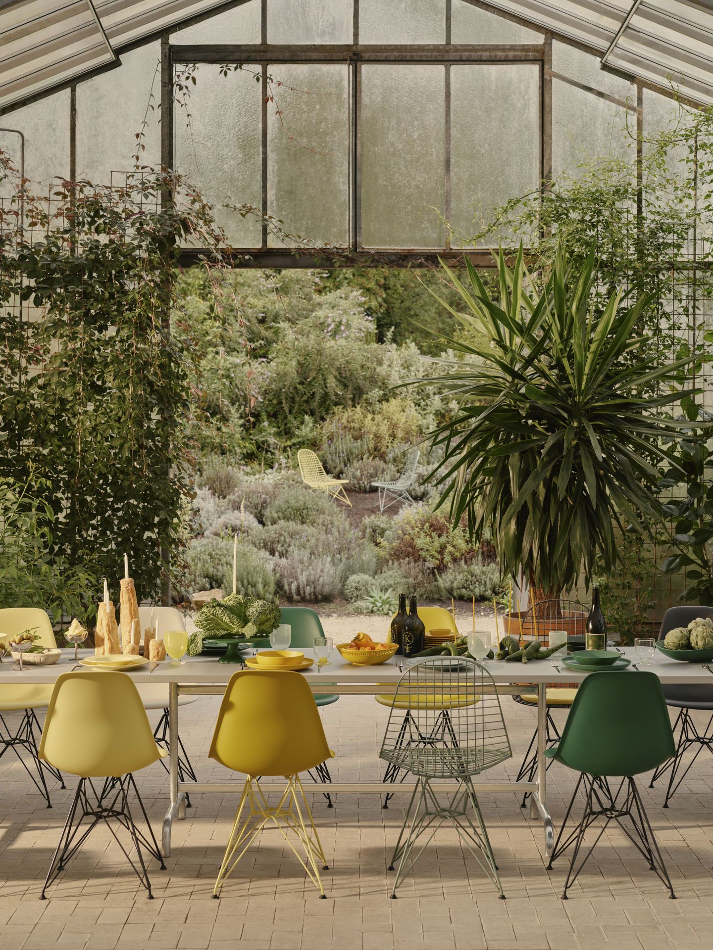 Eames Plastic Side Chair DSR chaise Vitra