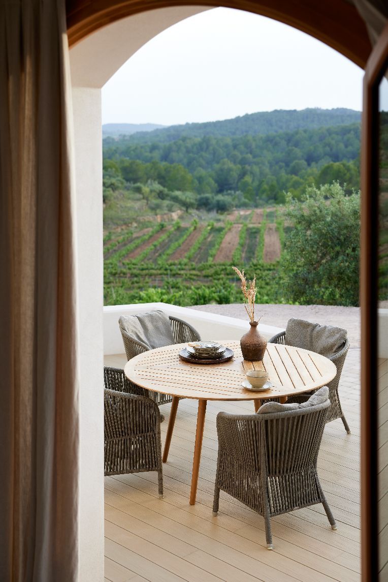 Définir une table de salle à manger ronde d'extérieur en rotin