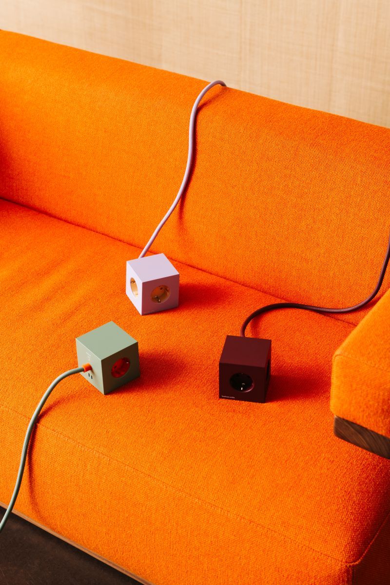 Square 1 - Avolt x Bauhaus Cube de prises avec USB-C édition exclusive Mulberry Red dfp Design