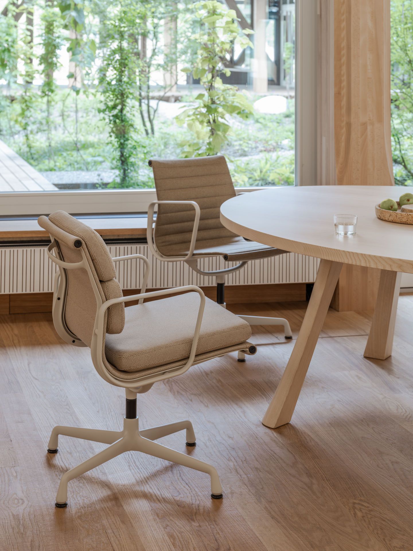Aluminum Chair EA107 / EA 107 Chaise Vitra