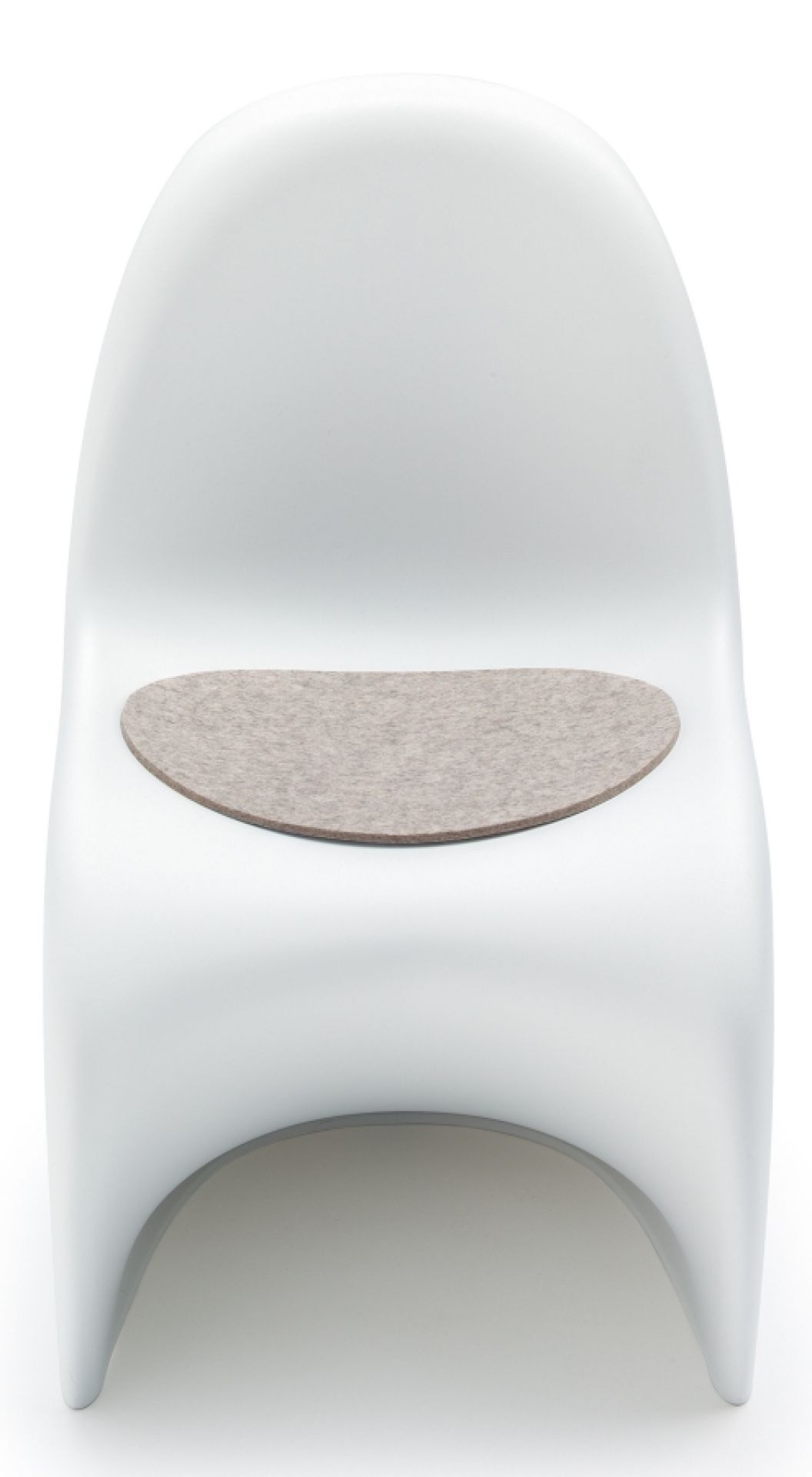 Housse de siège - housse en feutre Panton Junior HEY - SIGN by BWF Group Light melange Helle, melierte Hey Sign Filz Sitzauflage für Panton Junior Stuhl auf einem weißen Stuhl.