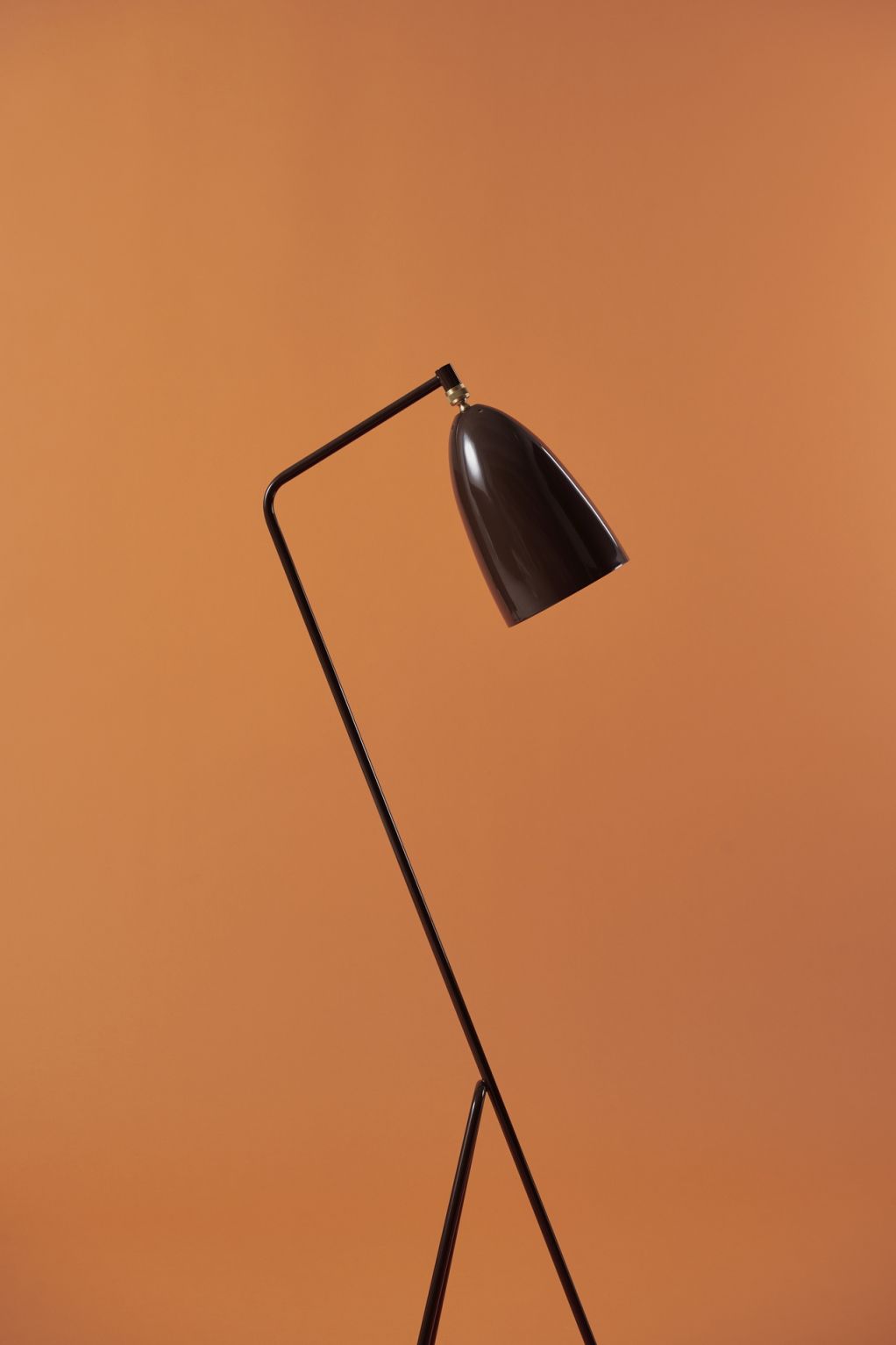 Gräshoppa / Grashoppa lampadaire Marron Noyer Brillant Gubi