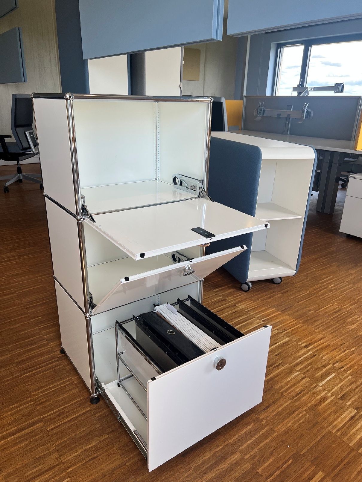 Buffet haut USM Haller avec 2 portes à charnières en haut/au milieu et 1 porte coulissante avec rangement suspendu en bas  blanc pur modèle d'exposition/meuble d'occasion 