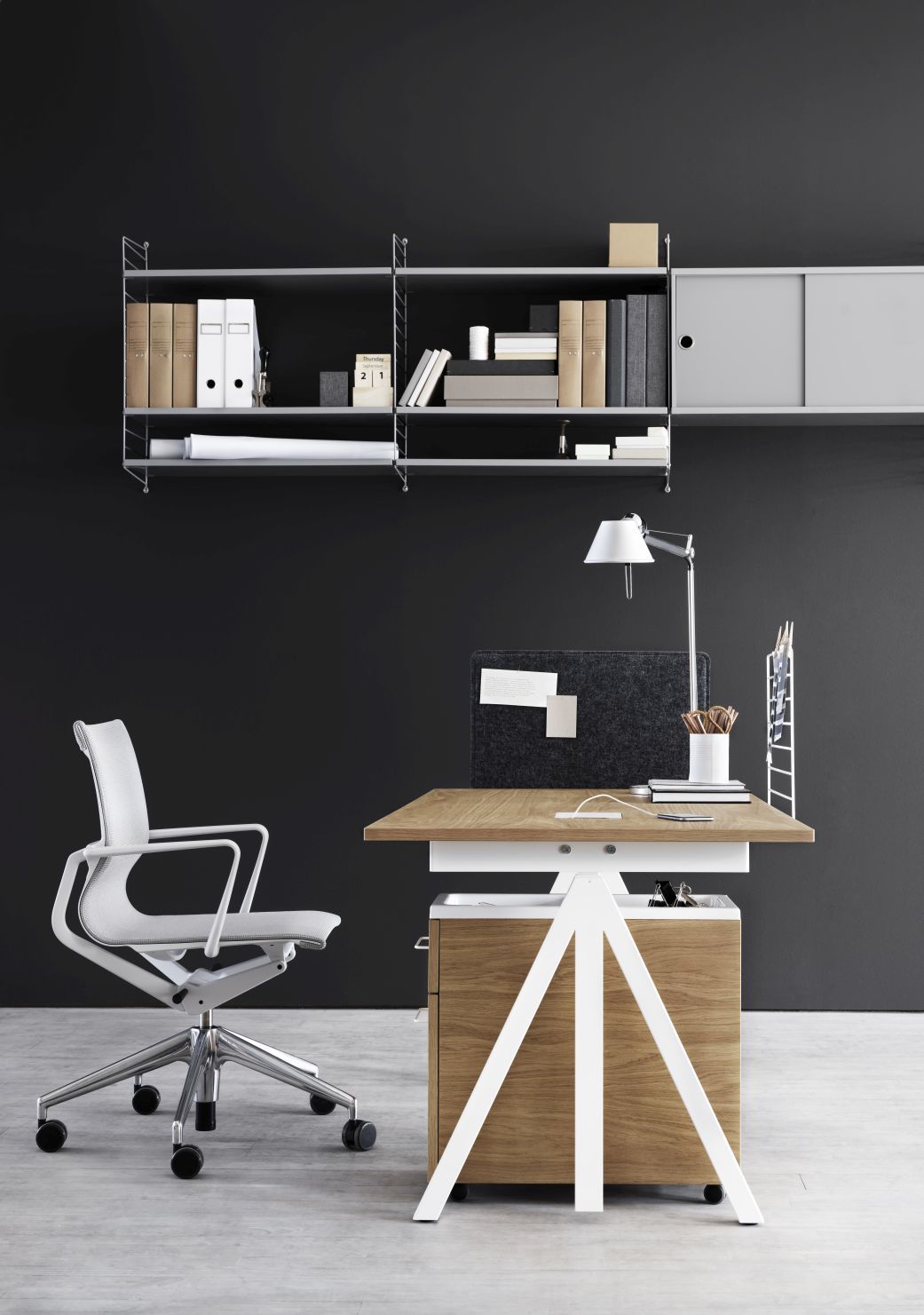 Works Bureau réglable en hauteur L140cm String Furniture