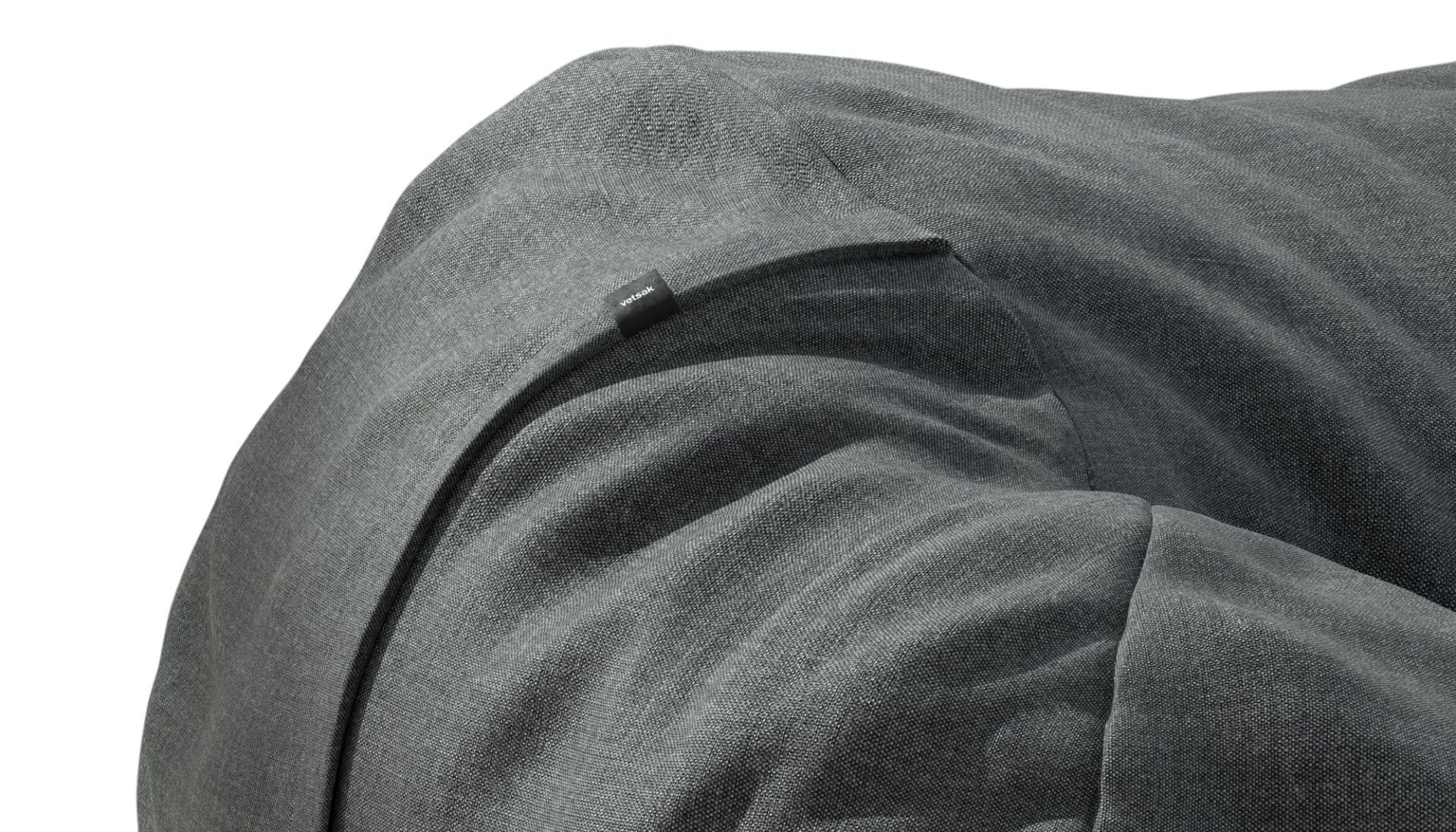 Detailaufnahme eines grauen vetsak Sitzsacks, ideal als Outdoor Sitzgelegenheit und bequemes Lounge Möbel.