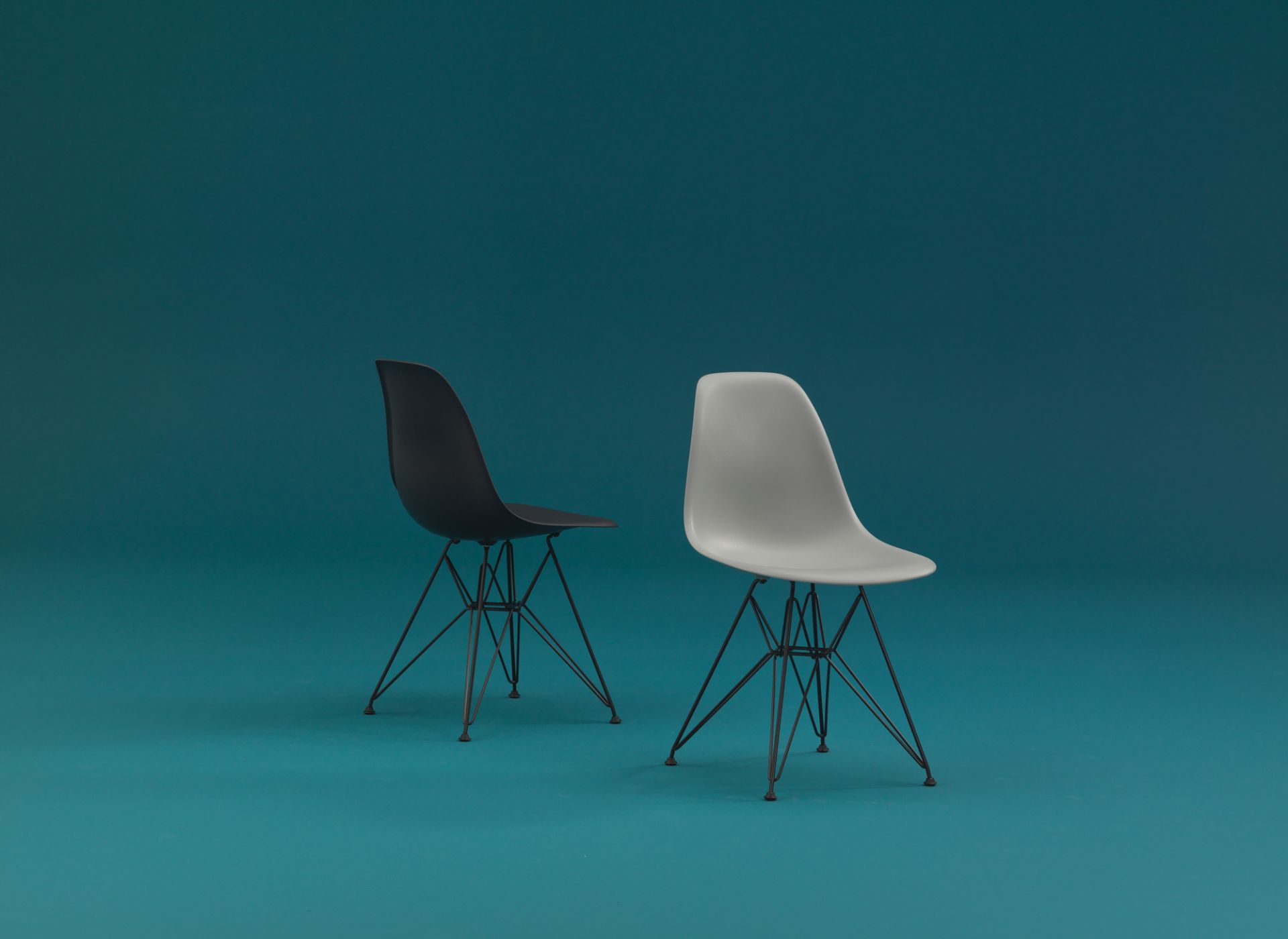 Eames Plastic Side Chair DSR Stuhl Vitra-Classic rot-Basic dark Eames Plastic Side Chair DSR Stuhl Vitra-Classic rot-Basic dark