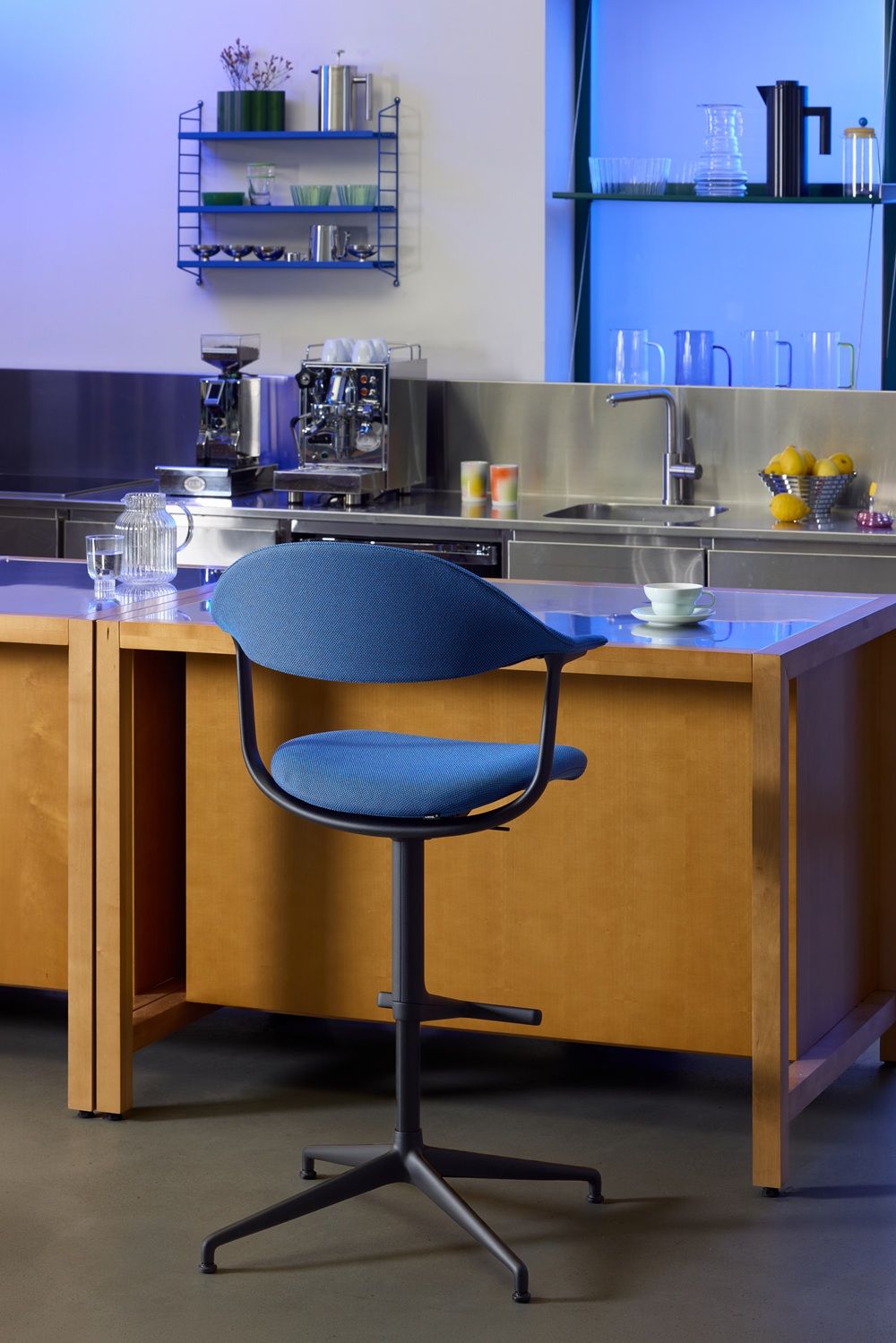 Fauteuil pivotant Mynt High assise et dossier en plastique Vitra