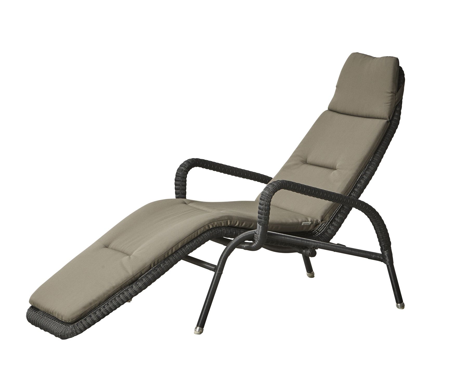 Cane-Line Sonnenliege mit taupefarbenem Sunrise Outdoor Kissen. Gartenliege aus Rattan für den Außenbereich.