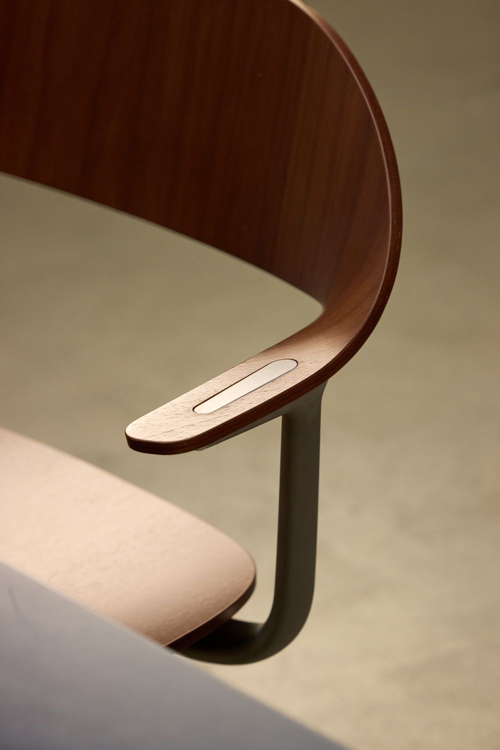 Mynt High Chaise pivotante de bureau assise et dossier en contreplaqué Vitra