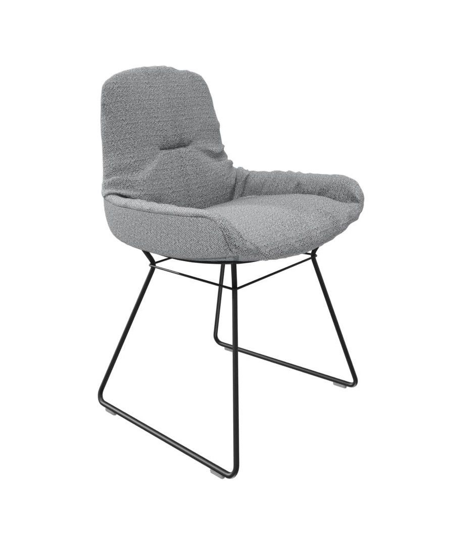 Leya Stuhl mit niedriger Armlehne, Safire Stoffbezug und schwarzem Drahtgestell. Moderner Designstuhl.