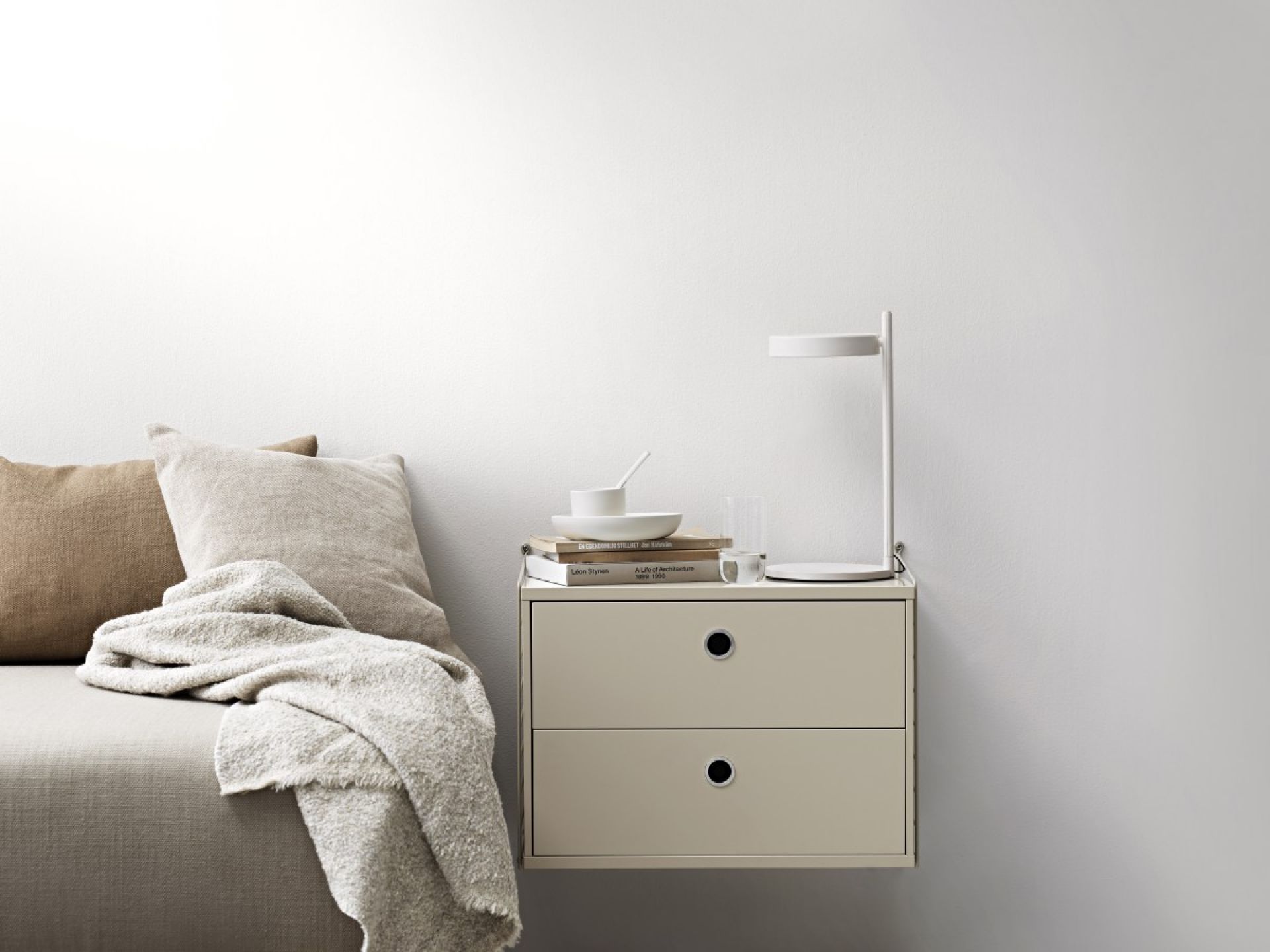 Table de chevet de la chambre à coucher à cordes A String Furniture