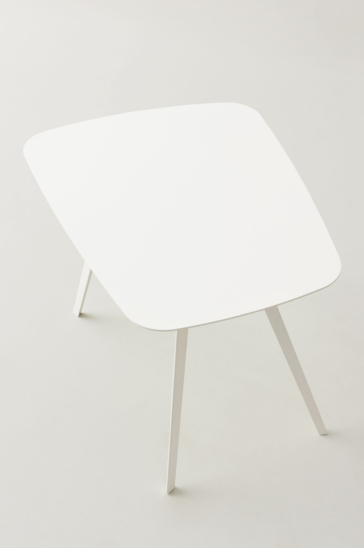 Weißer Agorà Beistelltisch mit rechteckiger Tischplatte und drei Beinen, modernes Design für Wohnzimmer.