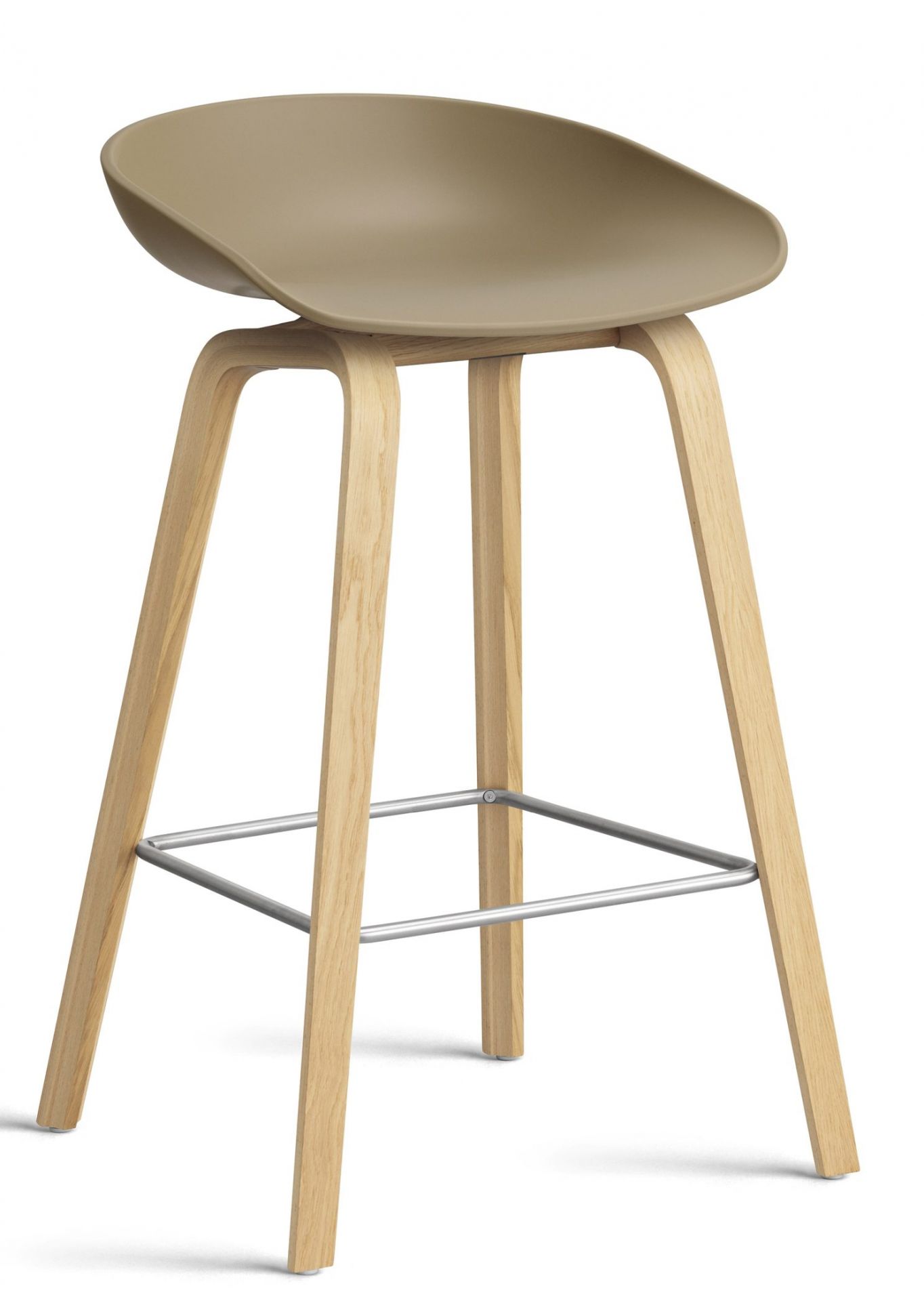 About a Stool AAS32 Barhocker in Clay mit Holzbeinen und Metallfußstütze.