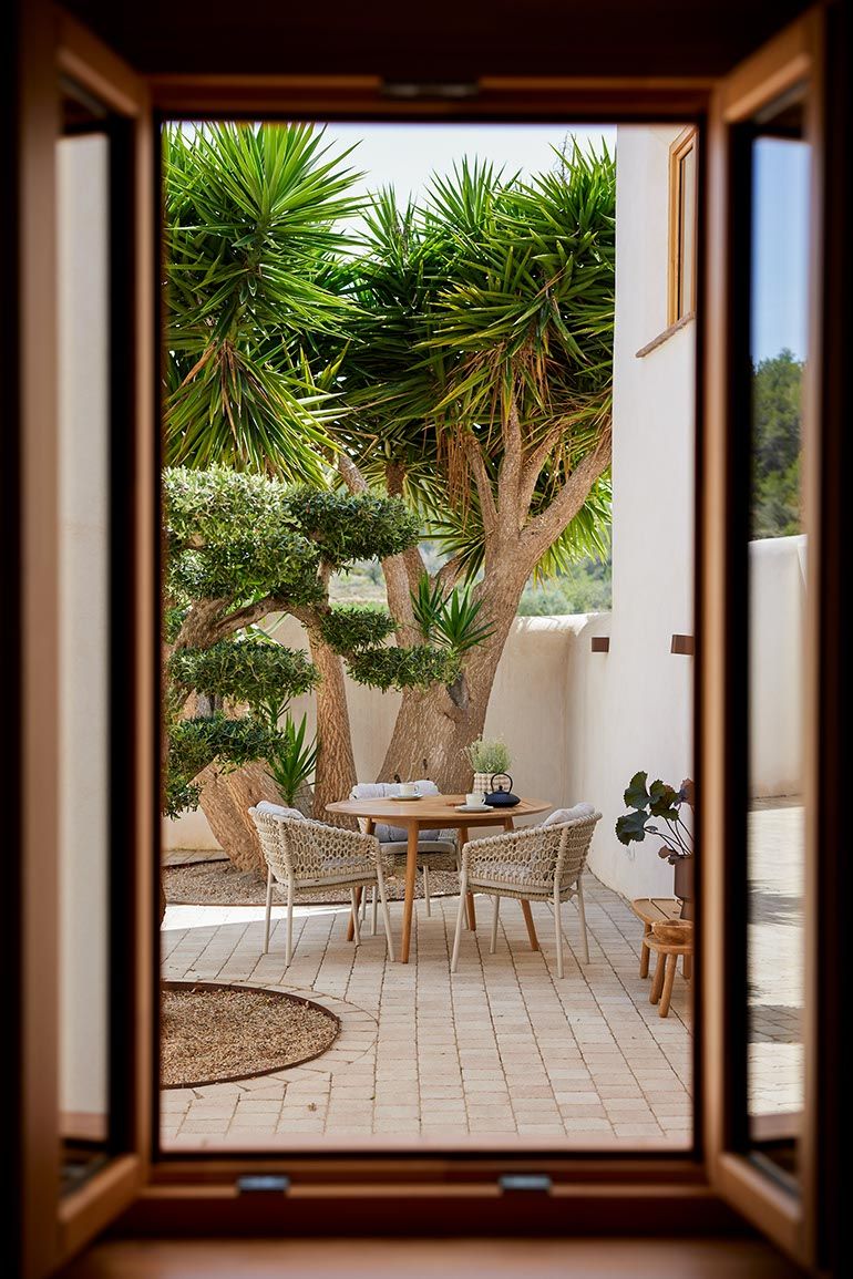 Définir une table de salle à manger ronde d'extérieur en rotin