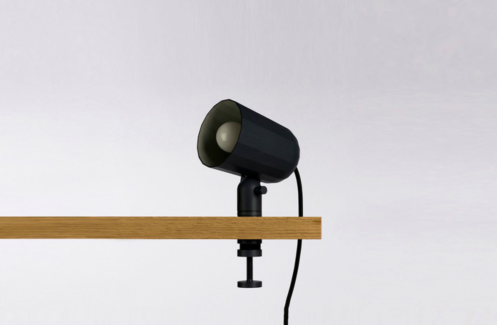 Noc Light lampe à pied de serrage Hay